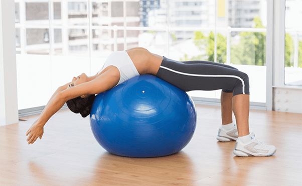 Tập pilates với bóng 