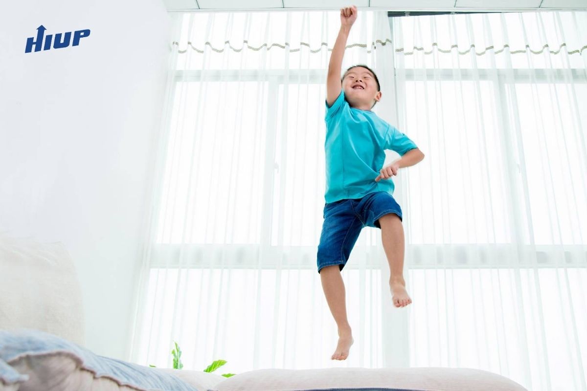 Hiếu động, hoạt bát, thích khám phá 