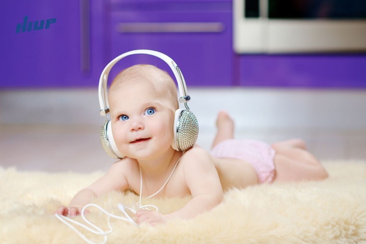 Trẻ tỏ ra cực kỳ tập trung vào đồ vật và âm thanh 
